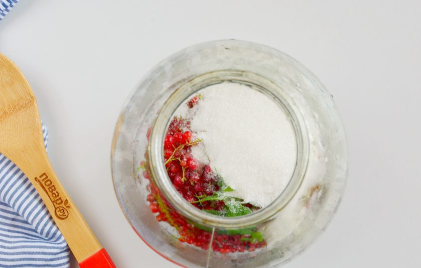 1. Этап. Компот из красной смородины на зиму: Всыпьте сахар.