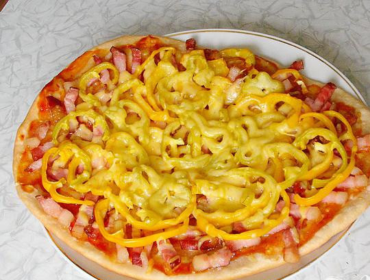 1. Этап. Пицца с колбасой: 5. Пиццу ставим в духовой шкаф, и минут двадцать-тридцать выпекаем. Огонь должен быть средним. Выкладываем готовую пиццу на тарелку и даем немного остыть. К пиву эта пицца будет в самый раз.