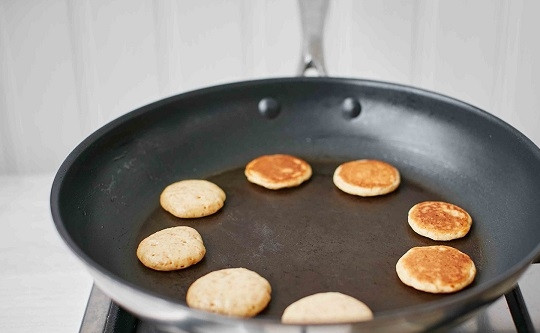 1. Этап. Новогодние канапе с семгой: 4. С двух сторон до румяности.