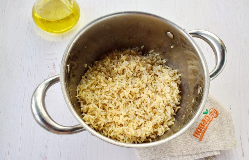 1. Этап. Рис с запеченными овощами: Рис залейте водой (2,5 стакана), посолите, накройте крышкой, доведите до кипения. На медленном огне отварите до готовности в течение 25-30 минут. Замаринованные овощи и грибы запекайте в разогретой до 250 градусов духовке в течение 10-15 минут. Время запекания зависит от особенностей вашей духовки и размера кусочков.