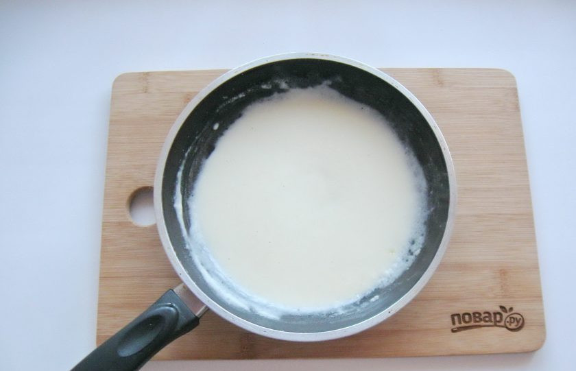 1. Этап. Блинная закуска Пеньки: Включите небольшой огонь и растопите сливочное масло, перемешивая его с мукой. Комочков не должно быть. После влейте молоко и, постоянно помешивая, доведите соус до консистенции крема. Посолите и поперчите по вкусу. По желанию можно добавить тертый мускатный орех.