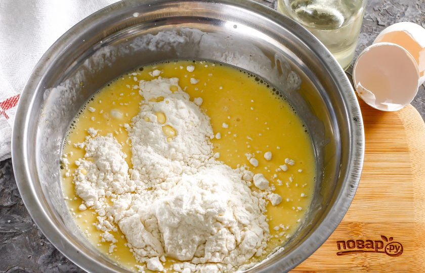 1. Этап. Блины на минералке и молоке: Всыпьте пшеничную муку и еще раз взбейте. Влейте растительное масло и перемешайте. Оставьте тесто в покое на 15 минут.
