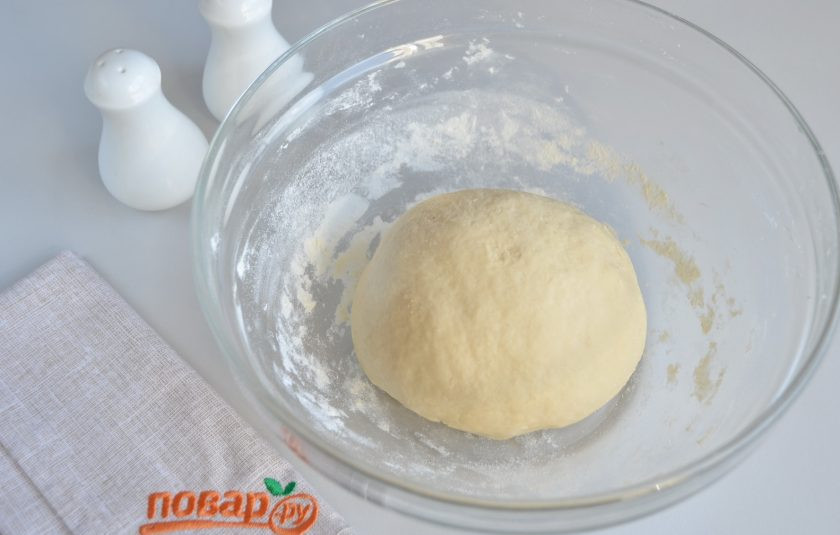 1. Этап. Манты в форме розочек: Переложите тесто на стол, присыпанный мукой, и замесите плотное крутое тесто. Положите его в миску и закройте полотенцем. Можно завернуть в пищевую пленку и оставить на 30 минут отдыхать.