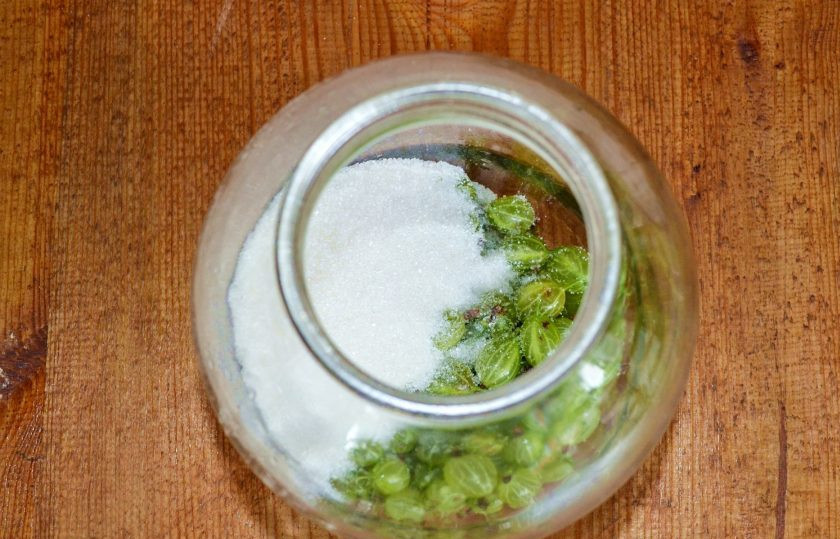 1. Этап. Компот из крыжовника с мятой: Всыпьте сахар.