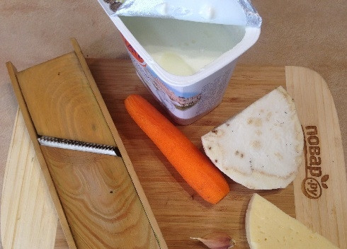 1. Этап. Салат из жареного корневого сельдерея: 1. Подготовим ингредиенты для салата, очистим сельдерей, морковь и чеснок.