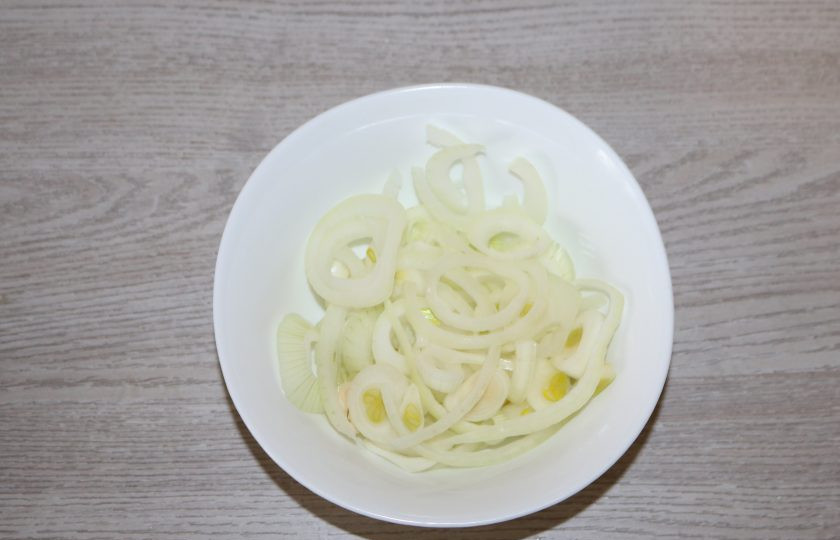 1. Этап. Маринованные молоки: Лук нарежьте полукольцами.