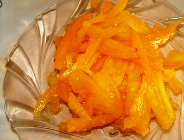 1. Этап. Салат из кальмаров с овощами: Мелко нарежьте помидоры.