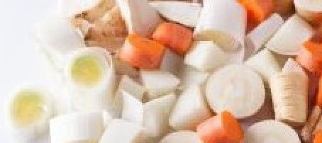 1. Этап. Мясная подлива к рису: Лук и морковку очищаем от кожуры, остальные овощи промываем. А затем режем на крупные кусочки.