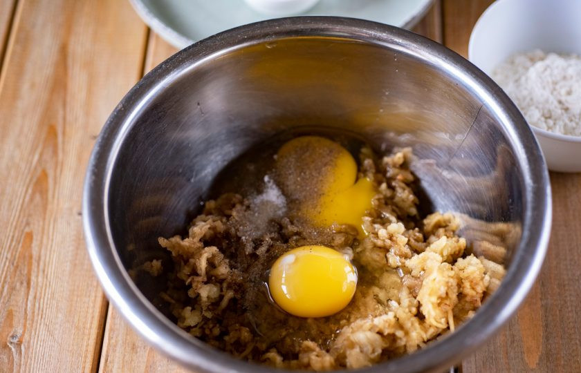 1. Этап. Блины из баклажанов: Вбейте к тертому баклажану яйца, добавьте соль и перец черный молотый. Перемешайте все.