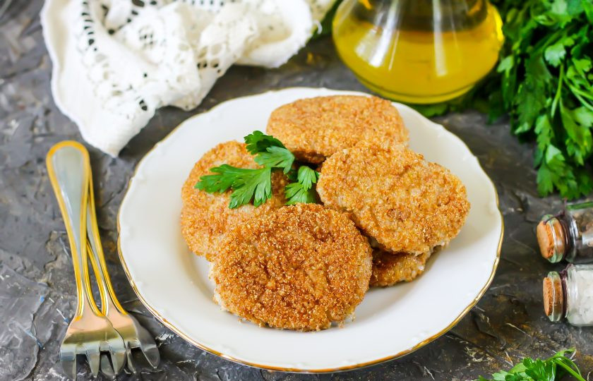 1. Этап. Котлеты из пшеничной каши: Выложите готовые котлеты из пшеничной каши на тарелку и подайте в качестве гарнира к столу теплыми. Можно дополнить блюдо любым соусом по вашему вкусу.