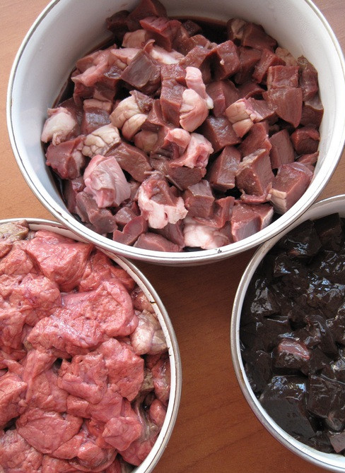 1. Этап. Куырдак с картофелем: Нарезаем мясо,картошку и лук мелкими кубиками. Курдюк тоже измельчаем.