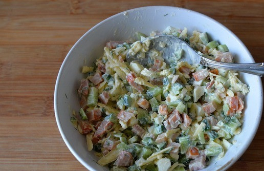 1. Этап. Салат-намазка Колодец: Перемешиваем салат.