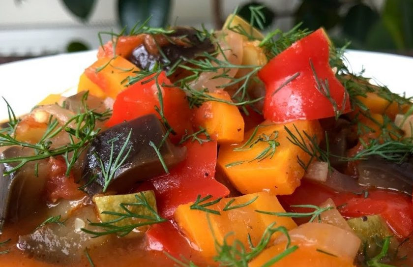 1. Этап. Овощное рагу (все смешал и готово): 3. Лук можно нарезать толстыми полукольцами. Все ингредиенты смешайте в чаше мультиварки, посолите и выставите режим «Тушение». Тушите рагу 30 минут. Подавайте рагу с зеленью. Приятного аппетита!