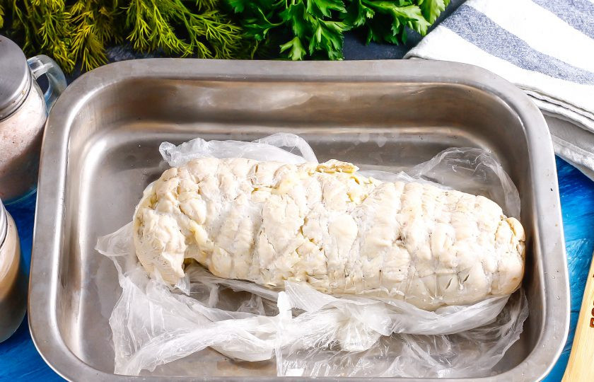 1. Этап. Куриный рулет с блинами: После этого извлеките рулет и выложите в другую емкость, остудите около 1 часа на холоде, чтобы блюдо тщательно охладилось. Можно использовать гнет.