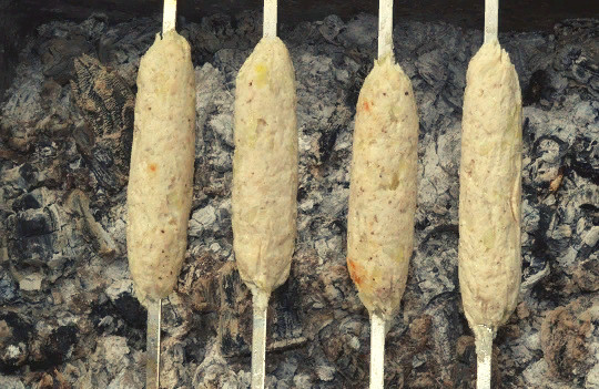 1. Этап. Люля-кебаб из курицы на мангале: После аккуратно разверните, уберите фольгу и подрумяньте люля-кебаб из курицы.