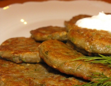 1. Этап. Оладьи из баклажана: На сковороде разогрейте рафинированное растительное масло, при помощи большой ложки выкладывайте смесь на раскаленную сковородку. Обжаривайте оладушки с двух сторон по несколько минут. Подавайте со сметаной и зеленью.