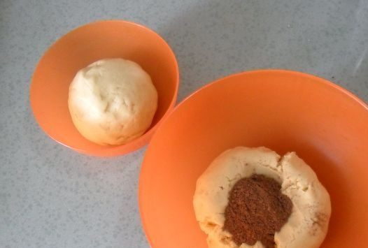 1. Этап. Печенье из маргарина: Разделите тесто на две равные половины. Одну часть смешайте с какао.