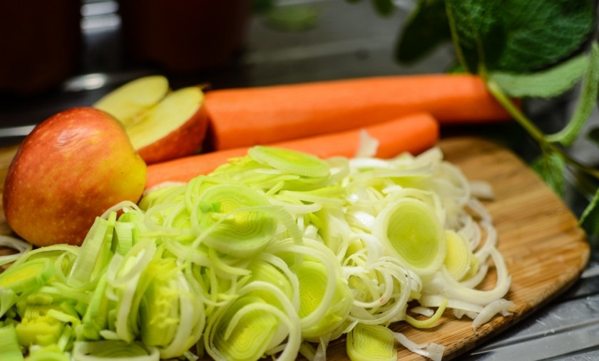 1. Этап. Салат из яблок, моркови и лука: Нарежьте кольцами лук-порей.