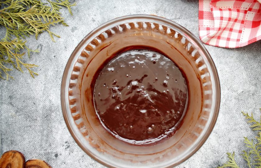 1. Этап. Трюфели из горького и молочного шоколада: Сливки нагрейте почти до кипения, но не кипятите. Влейте сливки в миску с шоколадом и тщательно перемешайте до однородного состояния.