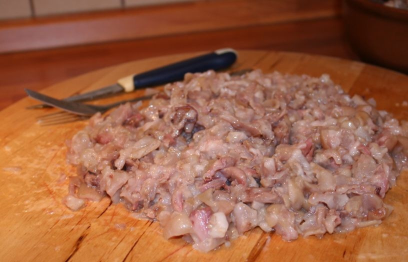 1. Этап. Холодец со свинины: 6. Мясо разберите и измельчите.