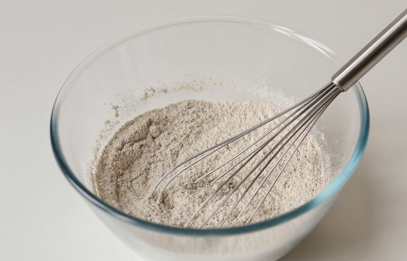 1. Этап. Финские ржаные лепешки: Муку, соду и соль смешайте в отдельной миске.