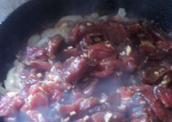 1. Этап. Говядина, маринованная в соевом соусе: Добавьте к луку маринованное мясо и протушите в течение 25-30 минут.