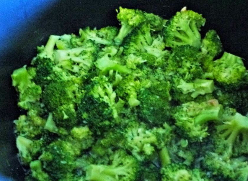 1. Этап. Слоеный пирог с брокколи и грибами: Сперва отварите брокколи до готовности.