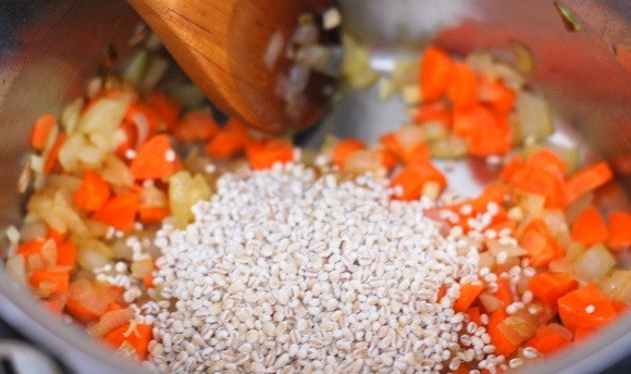 1. Этап. Перловый суп с солеными огурцами: 3. Промойте перловку, выложите ее в кастрюлю. Измельчите чили и выложите к остальным ингредиентам.