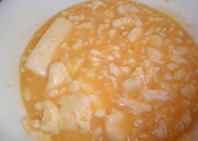 1. Этап. Кулич из творога: Добавляем в получившуюся массу творог. Можно предварительно его измельчить блендером, а можно измельчать-перетирать уже вместе с яично-масляной массой. Комочков у нас не должно быть!