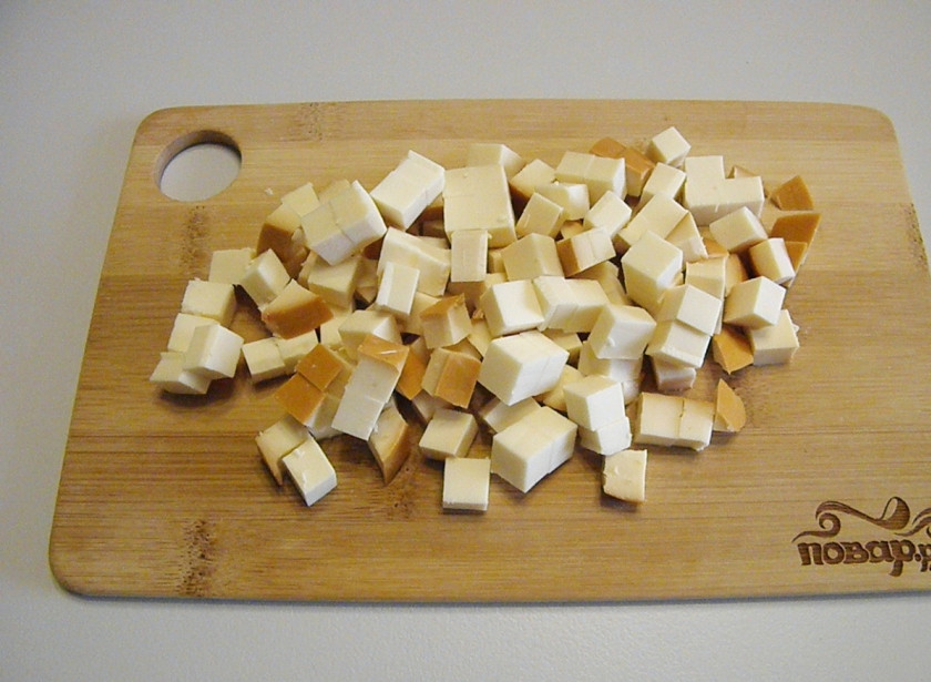 1. Этап. Салат с шампиньонами и куриной грудкой: Колбасный сыр освободите от пленки, порежьте кубиками.