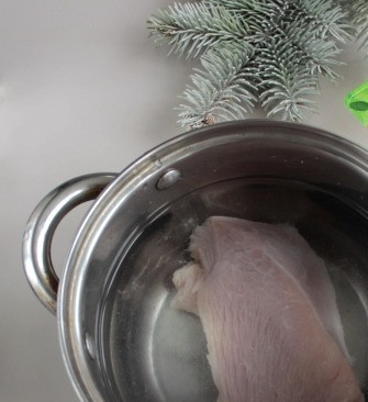 1. Этап. Закуска Ёлочные шары: Отварите филе грудки до готовности и остудите или же можно стейк филе обжарить на сковороде по 2-3 минуты с каждой стороны, остудить. Оба варианта будут хороши.