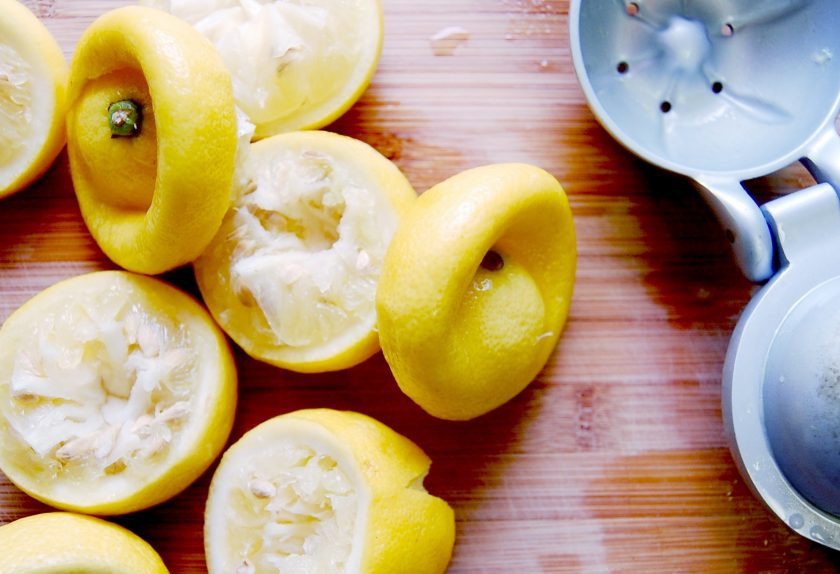 1. Этап. Пьяное желе: Пока займитесь вторым слоем. Выжмите сок из лимонов. Потом соедините его с водкой. В воде растворите желатин по инструкции на упаковке. Затем растворите его и соедините с соком и водкой. Далее всыпьте сахар. Всё тщательно перемешайте и процедите.