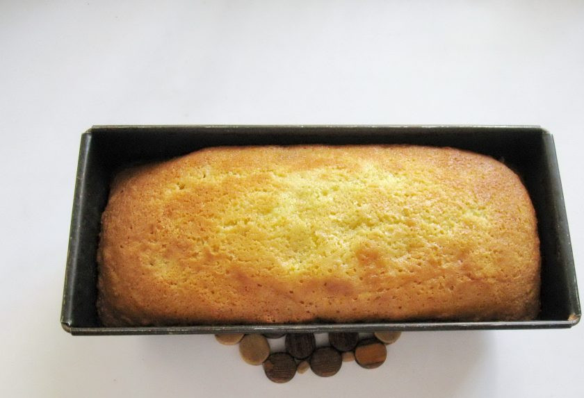 1. Этап. Апельсиново-шоколадный кекс: Выпекайте кекс в духовке при температуре 175 градусов 40-45 минут.