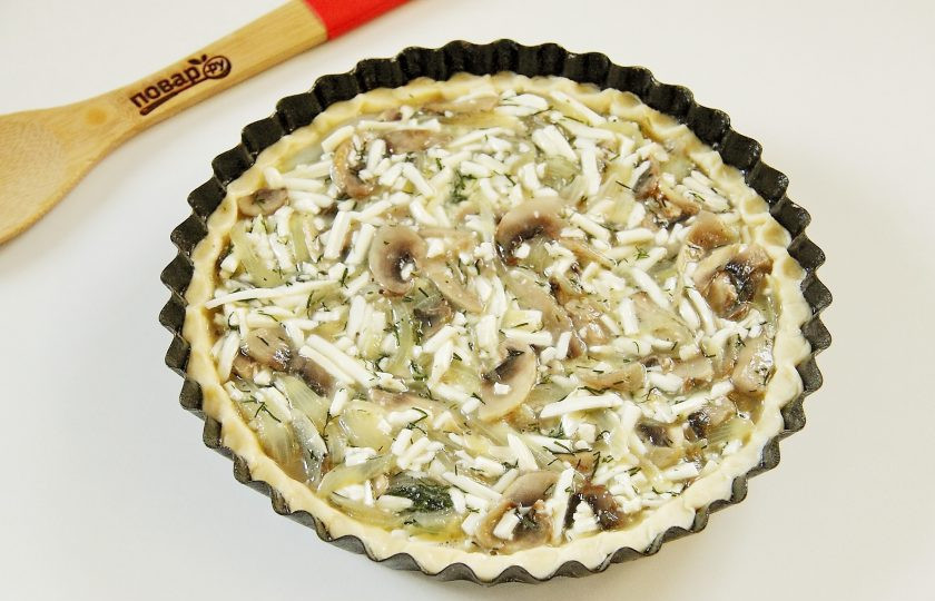 1. Этап. Пирог Сырно-грибное удовольствие: Сверху распределите начинку. Выпекайте при 180 градусах около 30-40 минут.