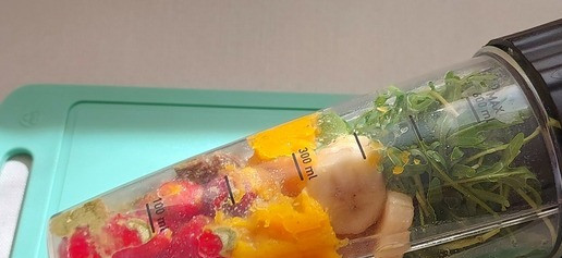 1. Этап. Смузи с маракуйей, клубникой и руколой: Поместить ингредиенты в блендер.