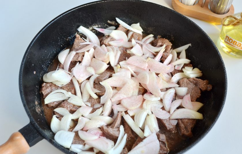 1. Этап. Говядина в гранатовом соке: 4. Добавьте лук и гранатовый сок, соль, перец. Накройте крышкой сковороду и тушите на медленном огне до полной готовности. Минут за 10-15 до готовности можно добавить специи.