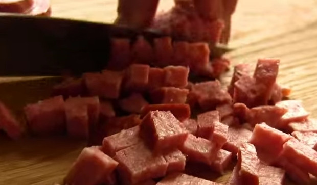 1. Этап. Кексы с капустой и колбасой: 2. Колбасу нарежьте маленькими кубиками.