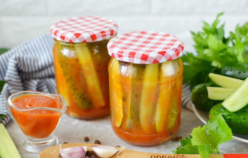 1. Этап. Огурцы в томатном соусе: Остывшие банки с огурчиками в соусе уберите в кладовку для хранения.