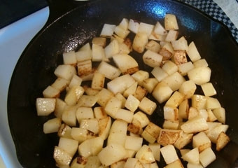 1. Этап. Стейк из лосося: В это время на растительном масле в сковородке обжариваем наш картофель. Картофель нужно хорошенько посолить и жарить до золотистой корочки в течении 10 минут, постоянно перемешивая.