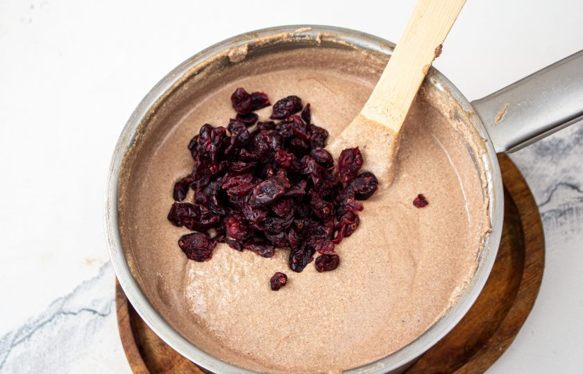 1. Этап. Творожно-шоколадная пасха заварная: Вяленую вишню промойте и обсушите. Добавьте в шоколадно-творожную массу, перемешайте.