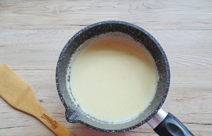 1. Этап. Медовик с вишней и сметанным кремом: Добавьте в масло с мёдом яйца с сахаром, перемешайте. После добавьте соду, поставьте кастрюлю на плиту и держите на небольшом огне, пока смесь не начнет пениться.