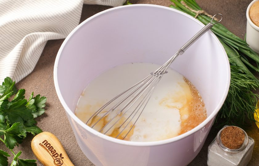 1. Этап. Лепёшки с зеленью на кефире на сковороде: Добавьте кефир и соду.