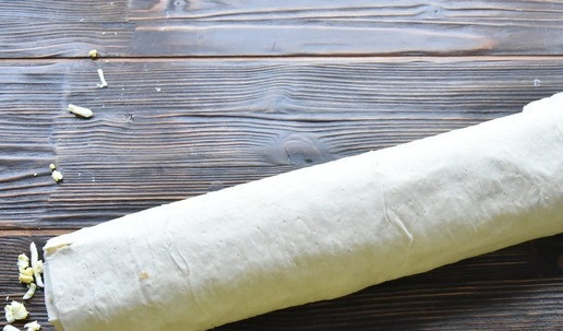 1. Этап. Тунец в лаваше: Сворачиваю начинку в лаваше в плотный рулет. Оборачиваю рулет пищевой пленкой и оставляю в прохладном месте для настаивания. Перед подачей извлекаю закуску из пленки и нарезаю шайбами толщиной 2 см.