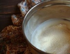 1. Этап. Оладьи из манки (оригинальный рецепт): Теперь добавляем в смесь манную крупу.