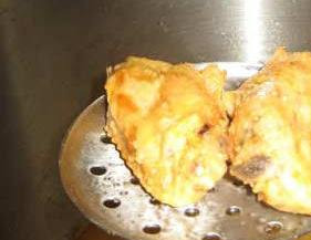 1. Этап. Крылышки в панировке в духовке: Готовые крылышки достать шумовкой и положить на салфетку.