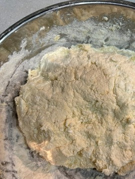 1. Этап. Творожная галета с белковой начинкой: Добавить разрыхлитель для теста, муку. Замесить творожный колобок