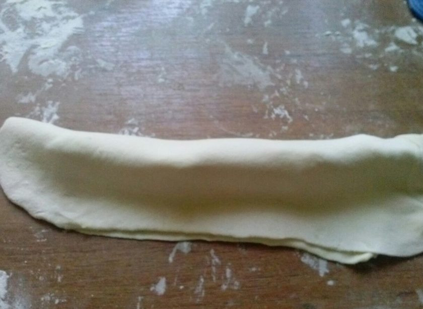 1. Этап. Вареники на ледяной воде быстрым способом: 5. Заворачиваем вторым краем и нарезаем вареники при помощи обычного стакана.