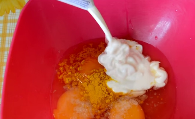 1. Этап. Жареные телячьи мозги в кляре: 5. Для приготовления кляра смешайте яйца, сметану, соль и куркуму.