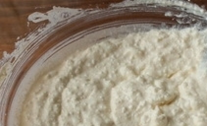 1. Этап. Лаваш с творогом и чесноком: 3. Добавляем чеснок к творожно-сметанной массе. Солим, перчим.