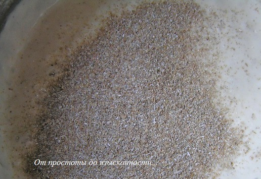 1. Этап. Энсаймада или Булочки-улитки: Приготовьте тесто. К опаре добавьте следующие ингредиенты, хорошо перемешивая после каждого: отруби.